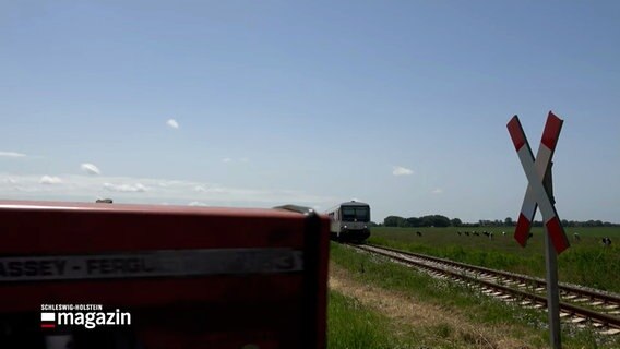 Eine Trecker fährt über einen unbeschrankten Bahnübergang kurz vor einem Zug. © You-Tube-Kanal "Baureihe 628" 