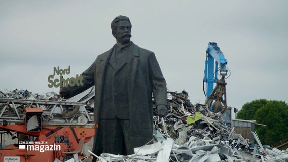Eine Stalin-Statue steht auf dem Gelände von Nordschrott in Flensburg. © NDR 
