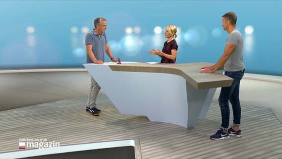 Reporter Andreas Schmidt spricht im Studio mit den Moderatoren des Schleswig-Holstein Magazins. © NDR 