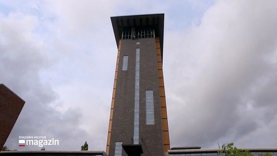 Der Flensburger Rathausturm ragt in den bewölkten Himmel. © NDR 