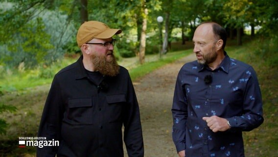 Matthew Wilby spricht mit dem NDR-Reporter Carsten Prehn in Heikendorf über die Queen. © NDR 