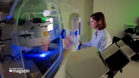 Prof. Dr. Sabrina Jabs ist sitzt in einem Labor an der CAU an einem Arbeitstisch mit Utensilien. © NDR 