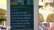 Eine Infotafel in der Kieler Innenstadt zeigt einen Tipp wie man energiesparend kochen kann. © NDR 