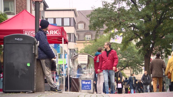 Obdachloser Manuel Engels sitzt auf Pfeiler in Fußgängerzone in Kiel © NDR/ SH Magazin 