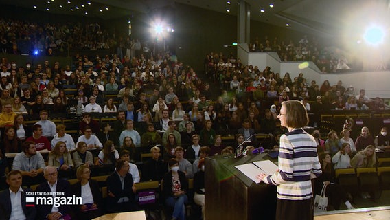 Erstsemestler sitzen im Audimax der CAU bei der Begrüßung. © NDR 