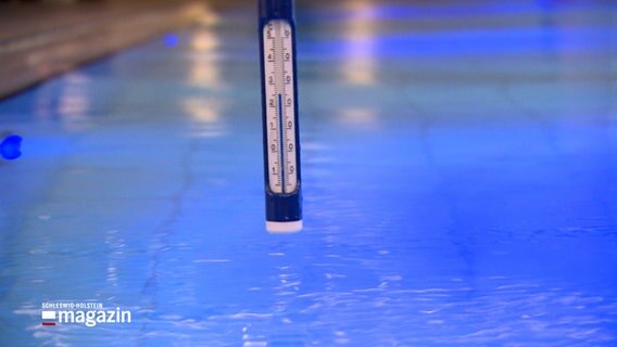 Ein Thermometer zeig die aktuelle Wassertemperatur im Pool eines Welnnesshotels in Schleswig. © NDR 