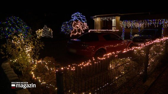 Ein Haus in Ellerau (Krei Segeberg) steht bei Dunkelheit geschmückt mit Weihnachtsbeleuchtung. © NDR 