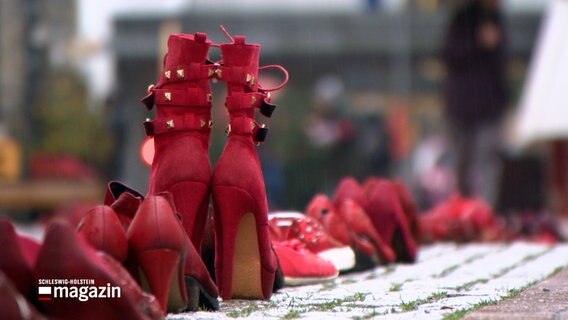 Verschiedene Frauenschuhe in Farbe rot stehen auf einem Platz in Itzehoer Innenstadt. © NDR 