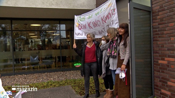 Hebammen protestieren gegen die Schließung der Geburtsstation der Paracelsus-Klinik in Henstedt-Ulzburg. © NDR 