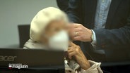 Die Angeklagte Irmgard F. wird zu Beginn des Prozesstages in den Sitzungssaal gebracht. © NDR 