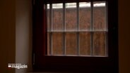 Ein Türfenster in einer Jugendanstalt ist mit einem Metallgitter gesichert. © NDR 