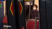 Ein Fahrgast sitzt in einem Wagon der U1 und trägt dabei eine FFP2-Maske. © NDR 