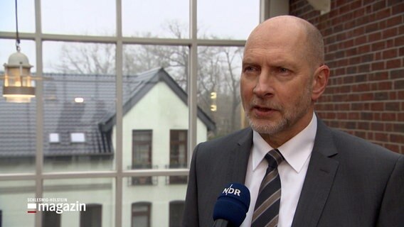 Bernd Winterfeldt von der Flensburger Staatsanwaltschaft blickt seriös in die Kamera bei einem Interview. © NDR 