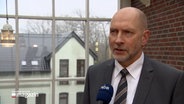 Bernd Winterfeldt von der Flensburger Staatsanwaltschaft blickt seriös in die Kamera bei einem Interview. © NDR 