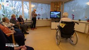Senioren spielen mit einer Konsole in einem Seniorenheim in Kiel. © NDR 