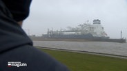 Das LNG-Umwandlungsschiff, die Hoek Gannet, steht im Brunsbütteler Hafen an der Elbe. © NDR 