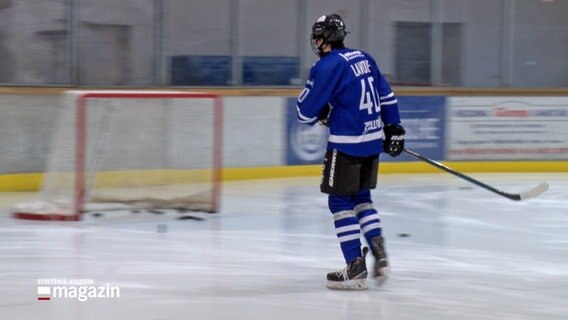 Eishockeyspieler Jannic Lavoie aus Kalifornien läuft auf dem Eis in einer Spielhalle in Timmendorfer Strand. © NDR 