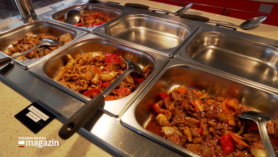 Asiatisches Essen liegt in Metallschüsseln bei einem bei ihrem All-You-Can-Eat-Buffet. © NDR 