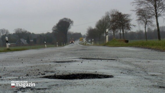 Ein Schlagloch klafft mitten auf der Landstraße. © NDR 