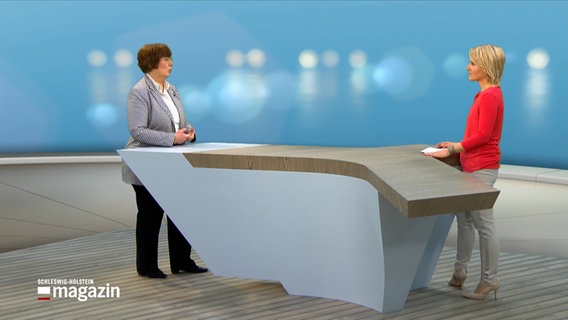 Innenministern Sabine Sütterlin-Waack steht im Fernsehstudio des NDR bei einem Interview mit der Moderatorin Marie-Luise Bram. © NDR 