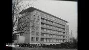 Eine historische Schwarz-Weiß-Aufnahme zeigt das frisch erbaut DRK Bildungszentrum in Mölln. © NDR 