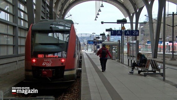 Ein Regionalzug von Erixx steht an einem Gleis im Kieler Hauptbahnhof. © NDR 