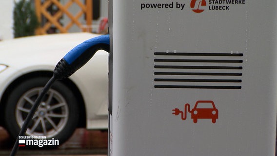 Ein Stecker steckt in einer Ladesäule für E-Autos. © NDR 
