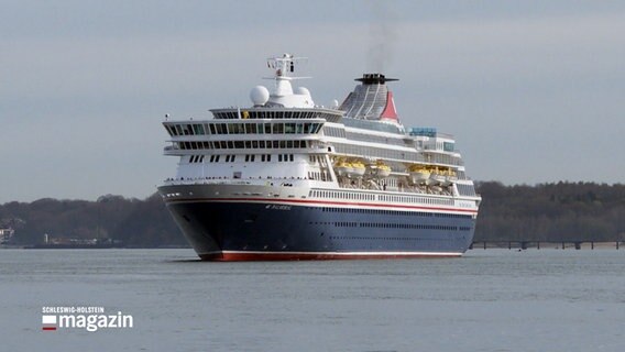 Das britisch-norwegische Schiff "Balmoral" läuft in den Kieler Hafen ein. © NDR 