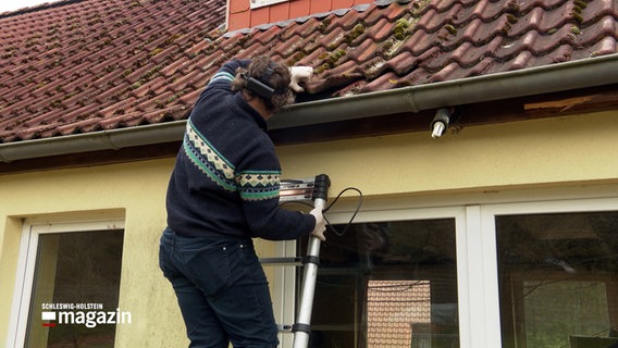 Ein Gutachter prüft ein Gebäude auf Fledermäuse vor Sanierung. © NDR 