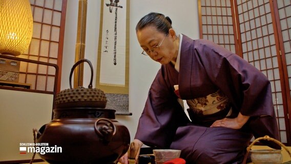 Teemeisterin Michiyo Suzuki sitzt bei einer Teezermonie in einem japanisch eingerichteten Raum in Kiel. © NDR 