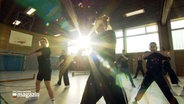 Kieler Tanzgruppe übt einen HipHop-Tanz in einer Halle bei strahlendem Sonnenschein. © NDR 