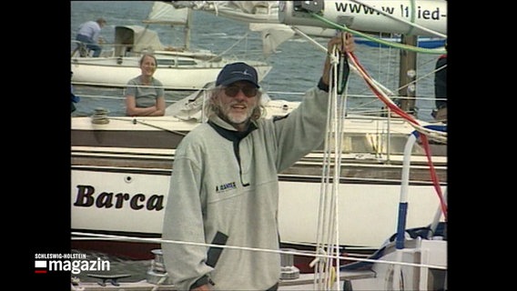 Wilfried Erdmann steht an Bord einer Segelyacht und lächelt in die Kamera. © NDR 