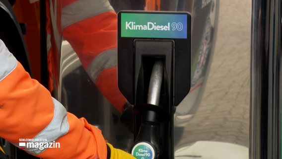 Ein Mitarbeiter der Abfallwirtschaft Kiel greift zur Tankpistole einer Zapfsäule für Bio-Disel. © NDR 