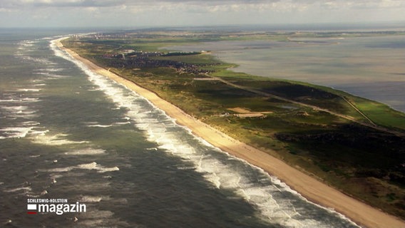 Eine Drohnenaufnahme zeigt einen Küstenabschnitt der Insel Sylt. © NDR 