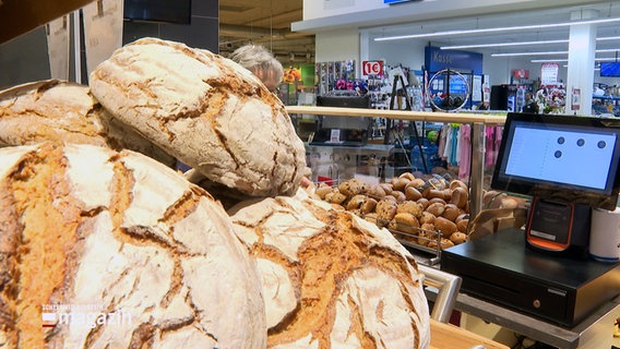 Brote und Brötchen liegen im Verkaufsbereich eine Bäckerei in Eutin. © NDR 