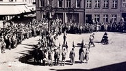 Ein Archivaufnahme zeigt die Bücherverbrennung am 25. Juni 1933 auf dem Rathausplatz in Bad Segeberg am Tag der Jugend. © Kalgberg-Archiv 