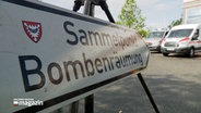 Ein weißes Schild mit dem Schriftzug "Sammelunterkunft Bombenentschärfung" steht vor dem Eingang zur Schwentine Mensa der Fachhochschule Kiel im Kieler Stadtteil Dietrichsdorf bei einer Bombenentschärfung. © NDR 