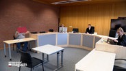Ein Angeklagter im Prozess um Verteilung der Kinderpornographie sitzt in einem Gerichtssaal im Amtsgericht Itzehoe. © NDR 