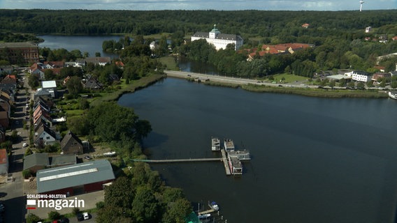 Ein Drohnenaufnahme zeigt die Schleih rund um Schleswig. © NDR 