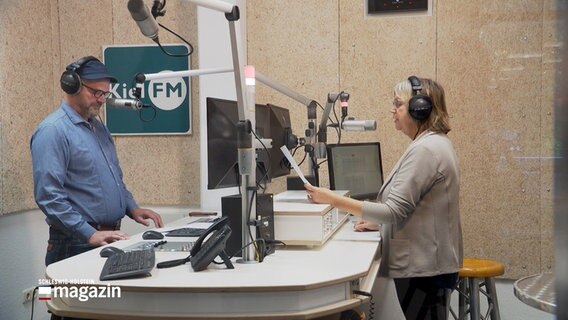 Ein Mann (l.) und eine Frau (r.) stehen im Sendestudio des Offenen Kanals Kiel bei einer Radiosendung. © NDR 