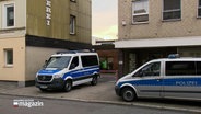 Zwei Polizeibusse stehen vor einer Moschee in Neumünster. © Daniel Friederichs Foto: Daniel Friederichs