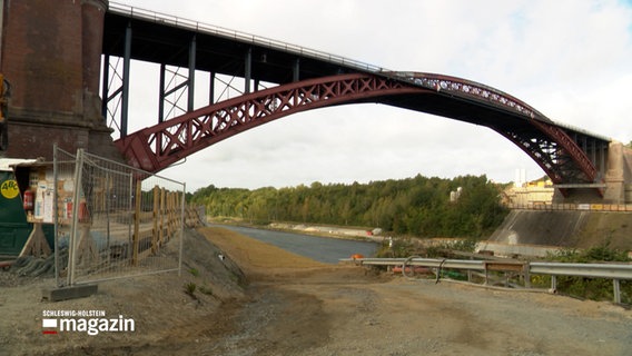 Eine Baustelle befindet sich unter der Levensauer Hochbrücke. © NDR 