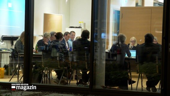 Mitglieder des Bildungsausschusses vom Kreis Segeberg sitzen in einem Raum bei einer Beratung über Förderzentrum im Kastanienweg. © NDR 