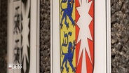Das Wappen von Schleswig-Holstein hängt an einer Aussenwand. © NDR 