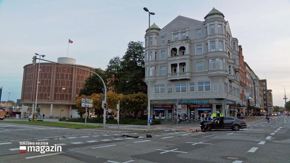 Ein stark beschädigtes Fahrzeug steht mitten auf der Kreuzung Adnreas Gayk Straße Ecke Stresemannplatz in Kiel nach einem Verkehrsunfall. © NDR 