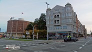 Ein stark beschädigtes Fahrzeug steht mitten auf der Kreuzung Adnreas Gayk Straße Ecke Stresemannplatz in Kiel nach einem Verkehrsunfall. © NDR 