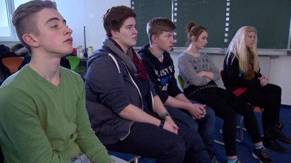 Eine Gruppe Schüler sitzt in einem Klassenraum. Eine Gruppe Schüler sitzt in einem Klassenraum. © NDR