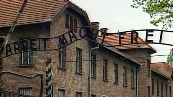 Der Schriftzug Arbeit macht frei des ehemaligen Konzentrationslager Auschwitz. © NDR 