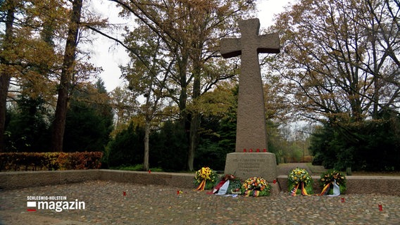 Ein großes Steinkreuz steht auf dem Nordfriedhof in Kiel. © NDR 