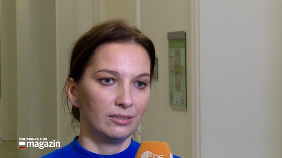 Staatssekretärin im Ministerium für Inneres, Magdalena Finke, blickt in die Kamera bei einem Interview. © NDR 